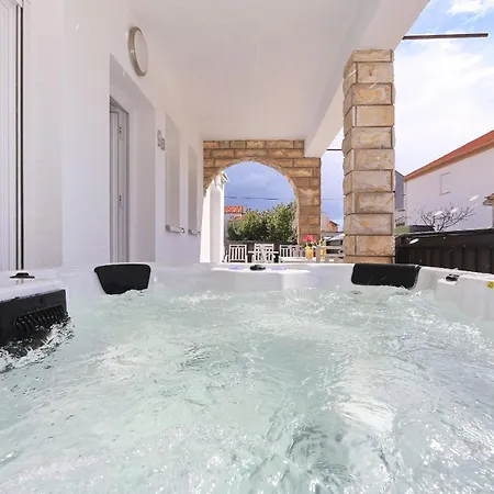 Vienna With Jacuzzi * ザダル